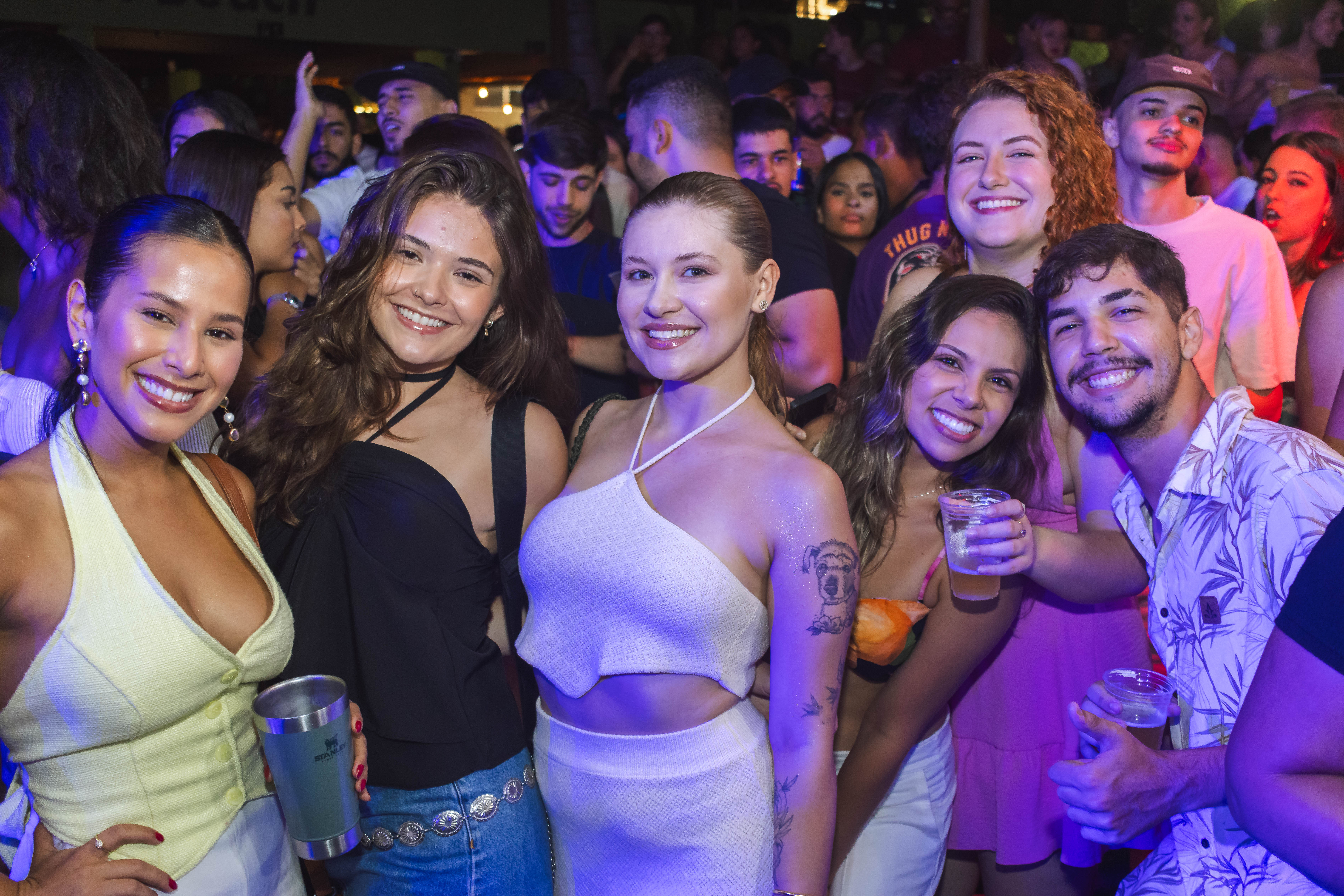 Grupo de amigos em evento noturno