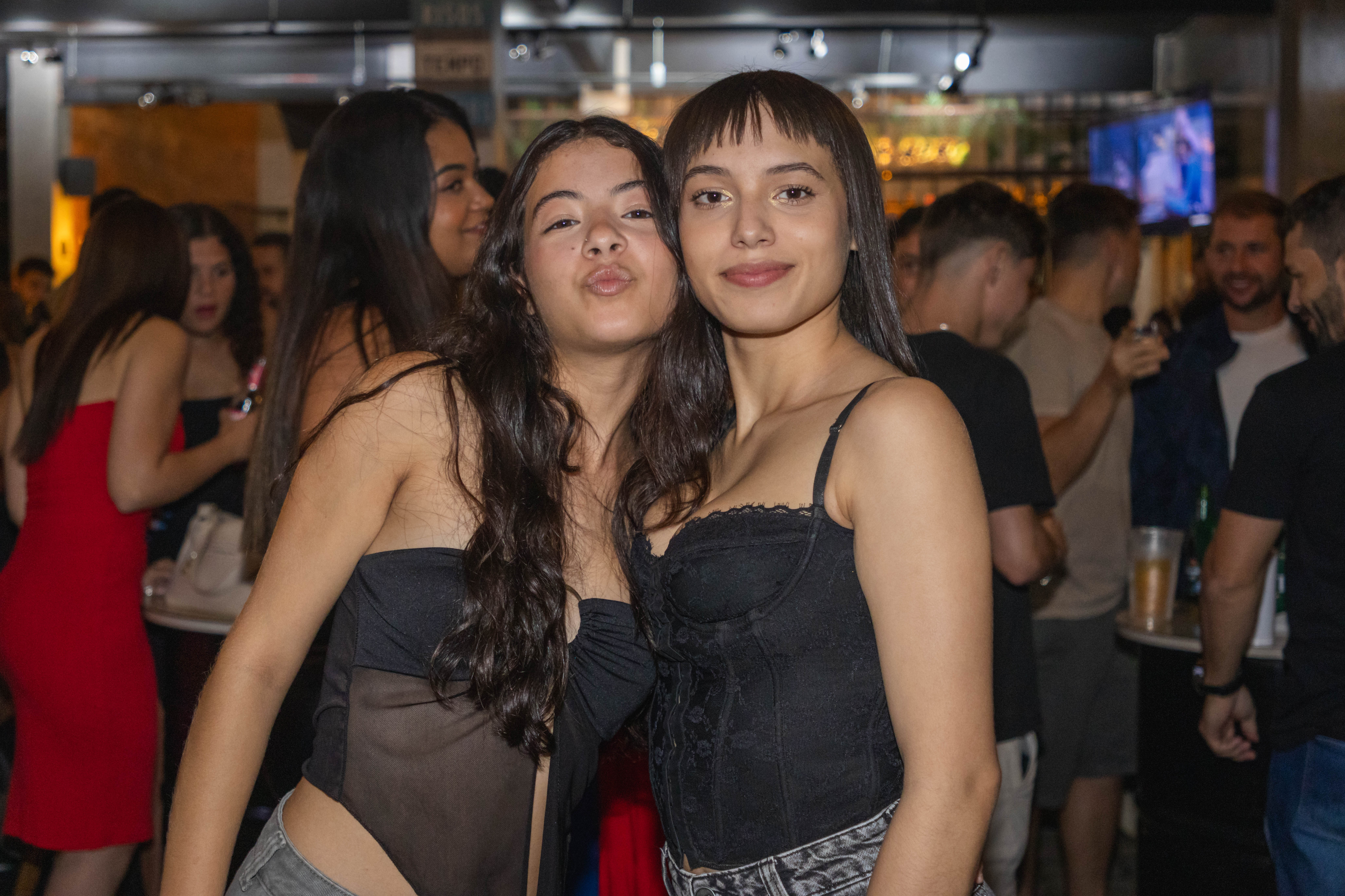 Evento social com pessoas se divertindo